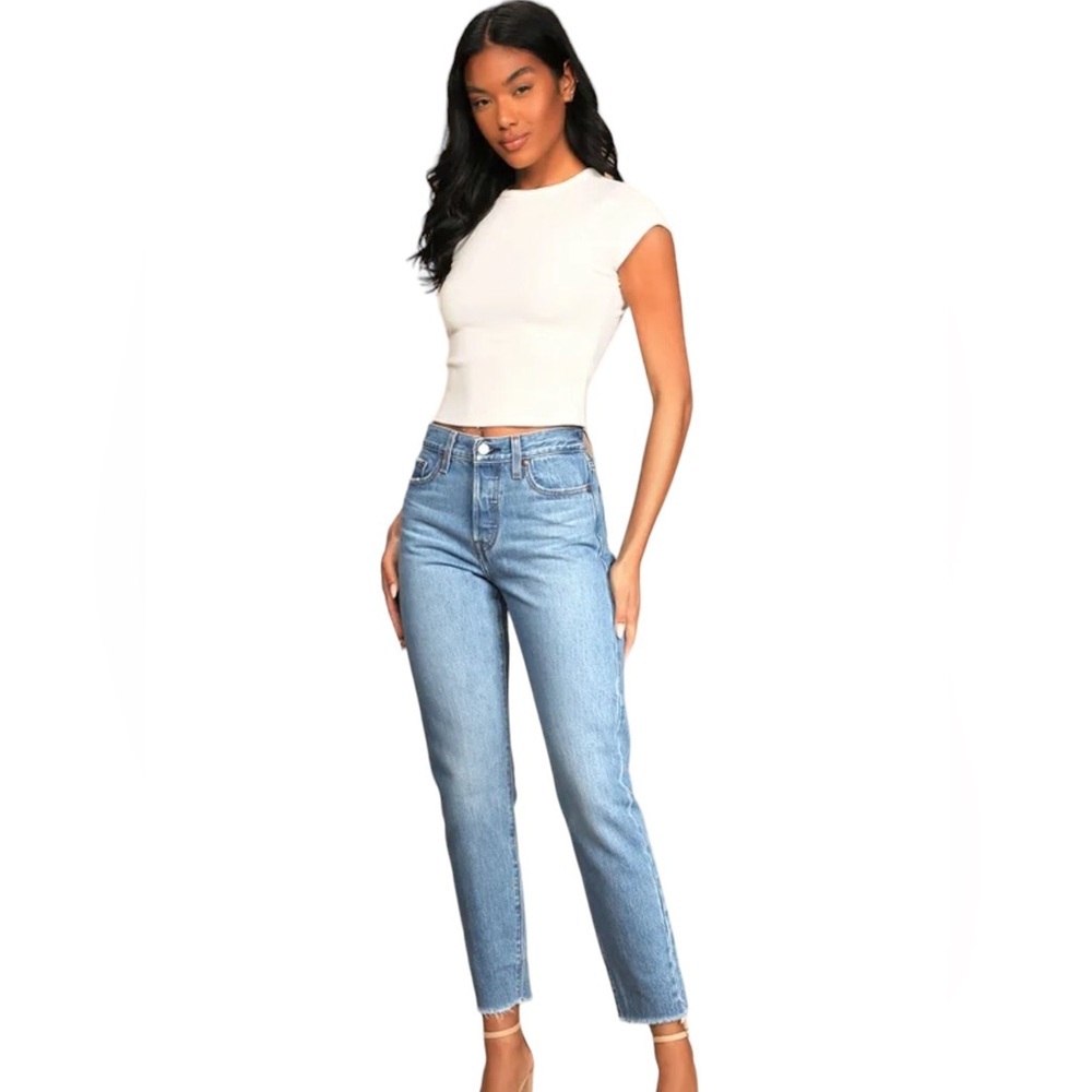 Levi’s Wedgie Light Denim Wash Jeans. Size 26